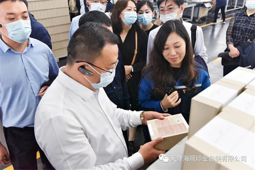 天津市東麗區(qū)區(qū)委組織部干部與甘肅省甘谷縣縣委常委組織部部長李斌斌及全縣各鄉(xiāng)鎮(zhèn)黨委書記等人蒞臨海順印業(yè)參觀學(xué)習(xí)、開展黨建交流會(圖5)